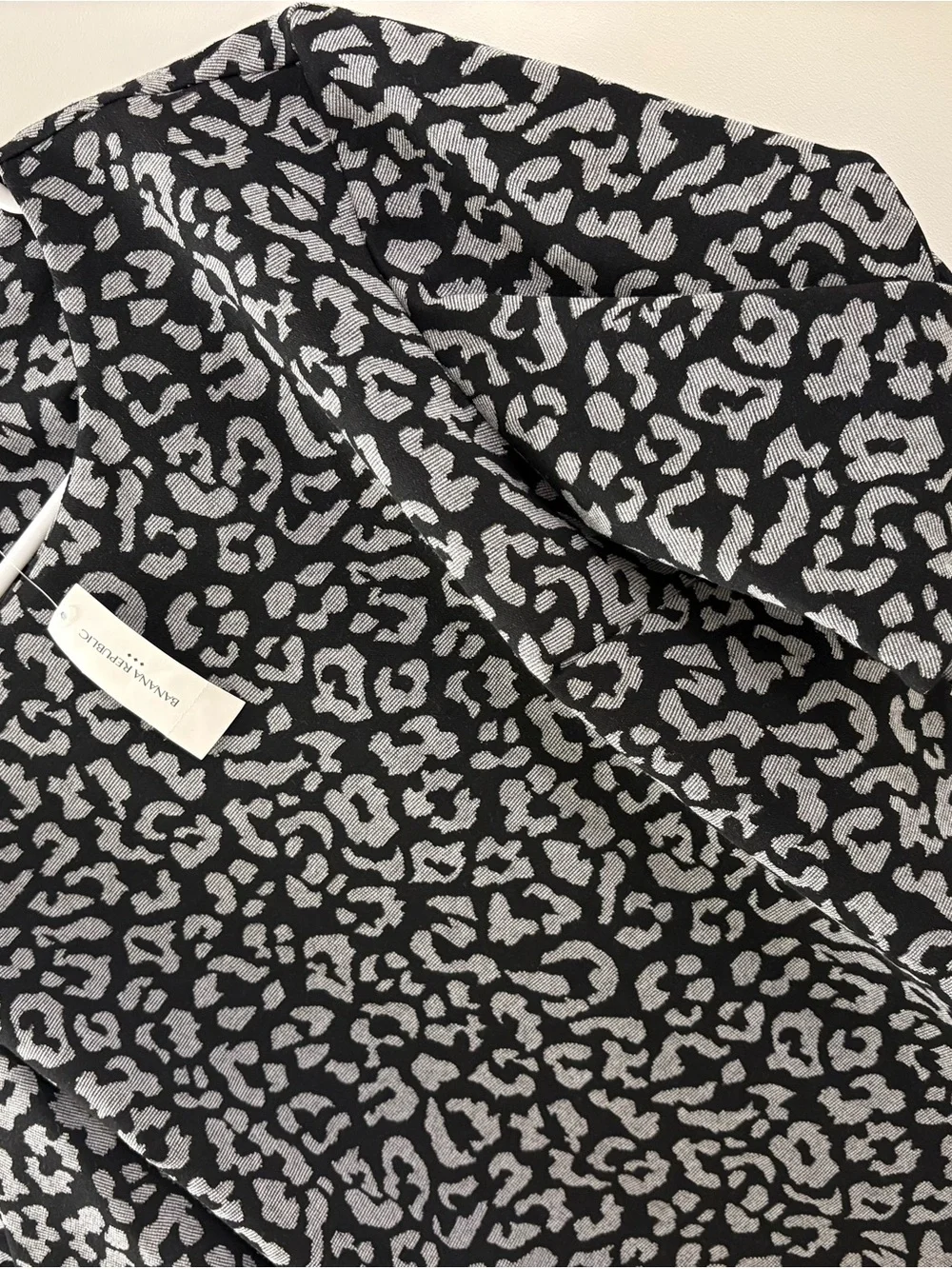 Banana Republic Black & Gray Leopard Print Puff Sleeve Top